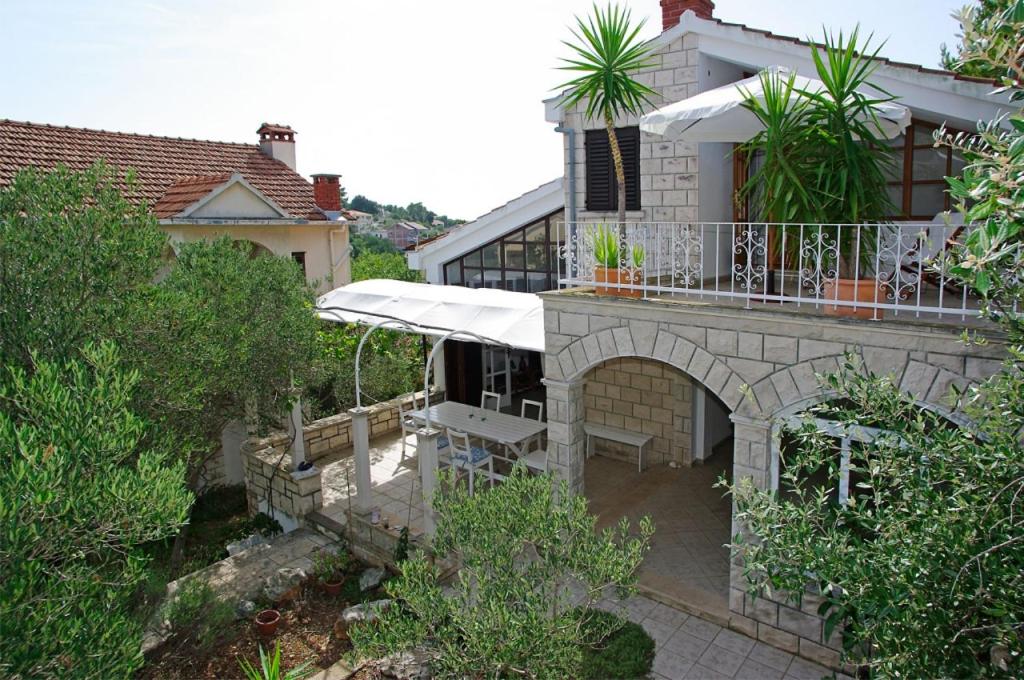een luchtzicht op een huis met een patio en een paraplu bij Holiday house in Tri Porte Potirna with sea view, terrace, air conditioning, WiFi 166-1 in Potirna