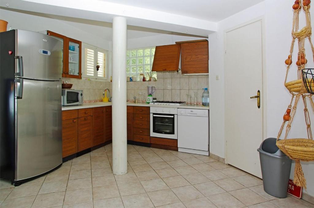 Kuchnia lub aneks kuchenny w obiekcie Holiday house in Tri Porte Potirna with sea view, terrace, air conditioning, WiFi 166-1