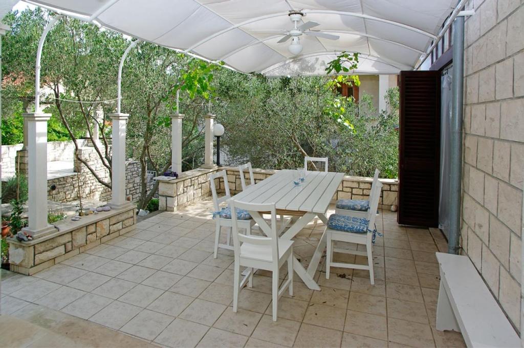 Balkon lub taras w obiekcie Holiday house in Tri Porte Potirna with sea view, terrace, air conditioning, WiFi 166-1