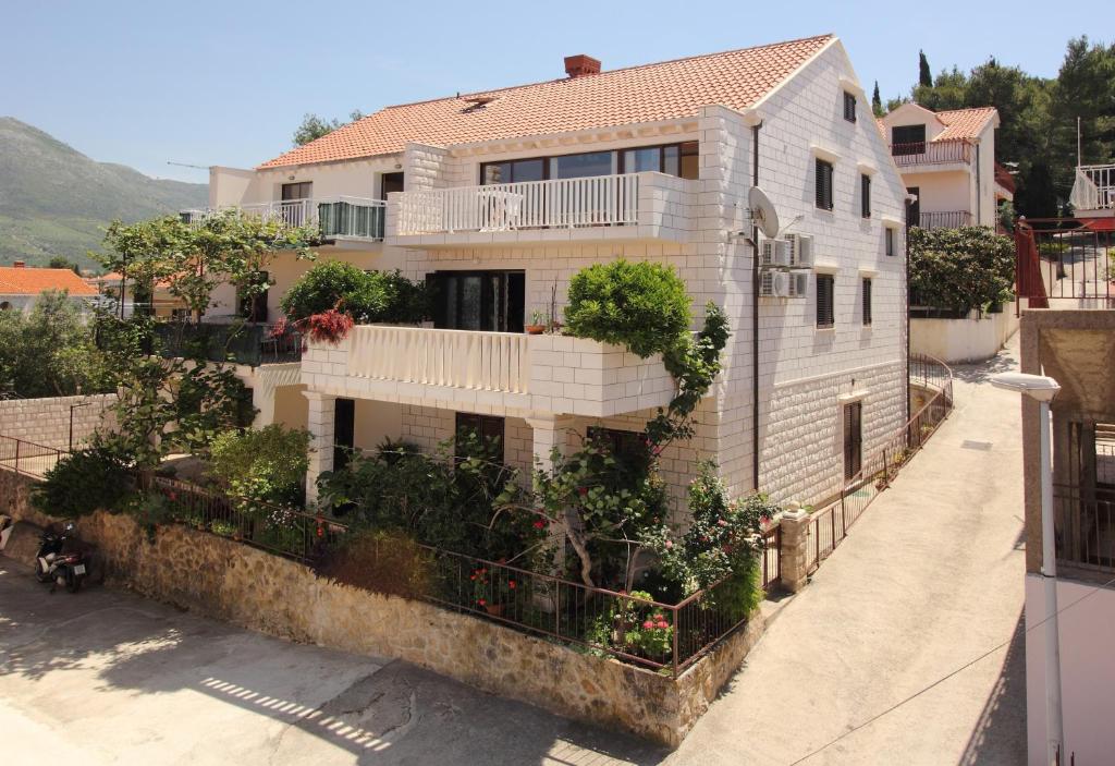 Una casa con plantas a un lado. en Apartments Magda, en Cavtat