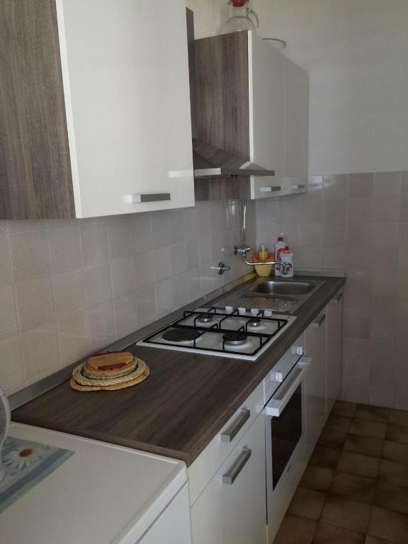 Kuchyňa alebo kuchynka v ubytovaní Apartment in Podgora with sea view, terrace, air conditioning, WiFi 134-3