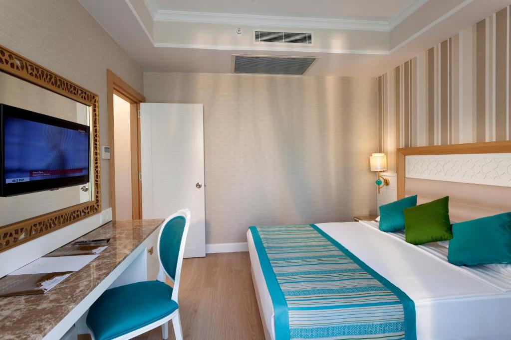 Postel nebo postele na pokoji v ubytování Karmir Resort & Spa - Ultra All Inclusive