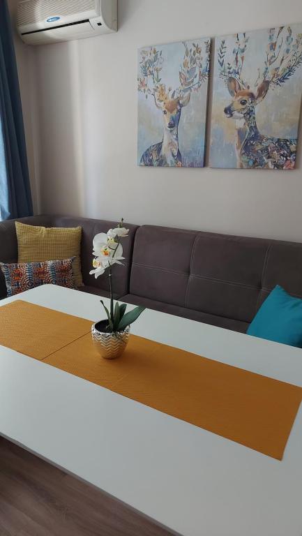 uma sala de estar com um sofá e uma mesa em HostEx Meraki Apartment em Stara Zagora