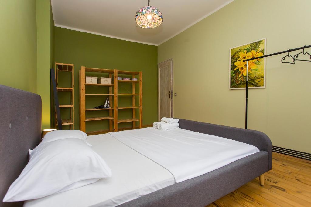 Postel nebo postele na pokoji v ubytování Colorful 2BDR Apartment in the City Center