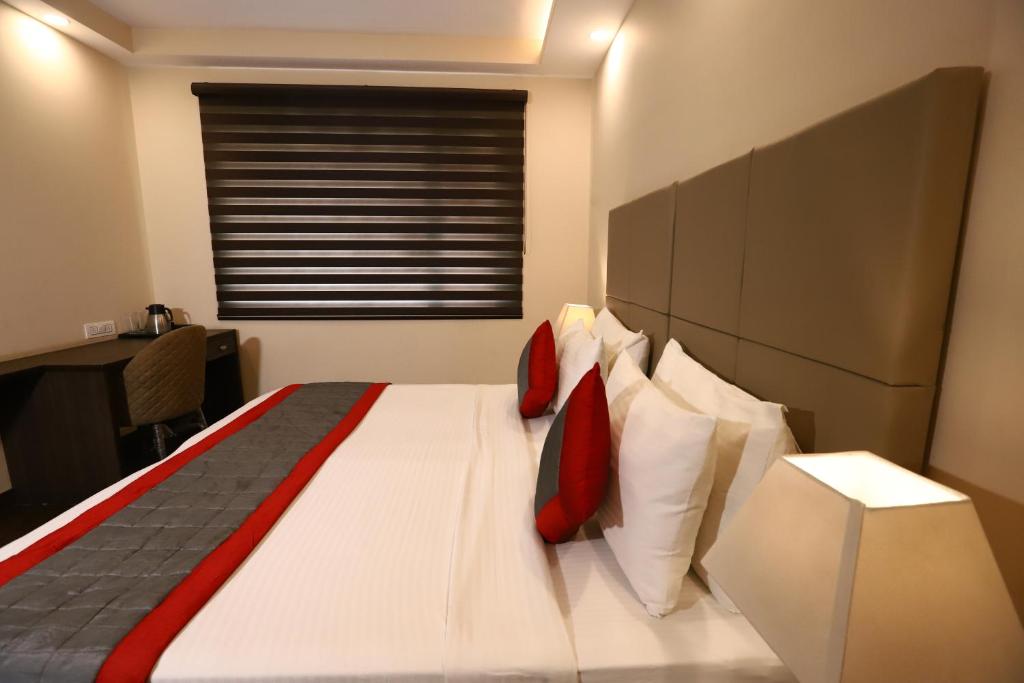 Postel nebo postele na pokoji v ubytování Hotel Azulo Inn Bhikaji Cama Place Delhi - Couple Friendly Local IDs Accepted