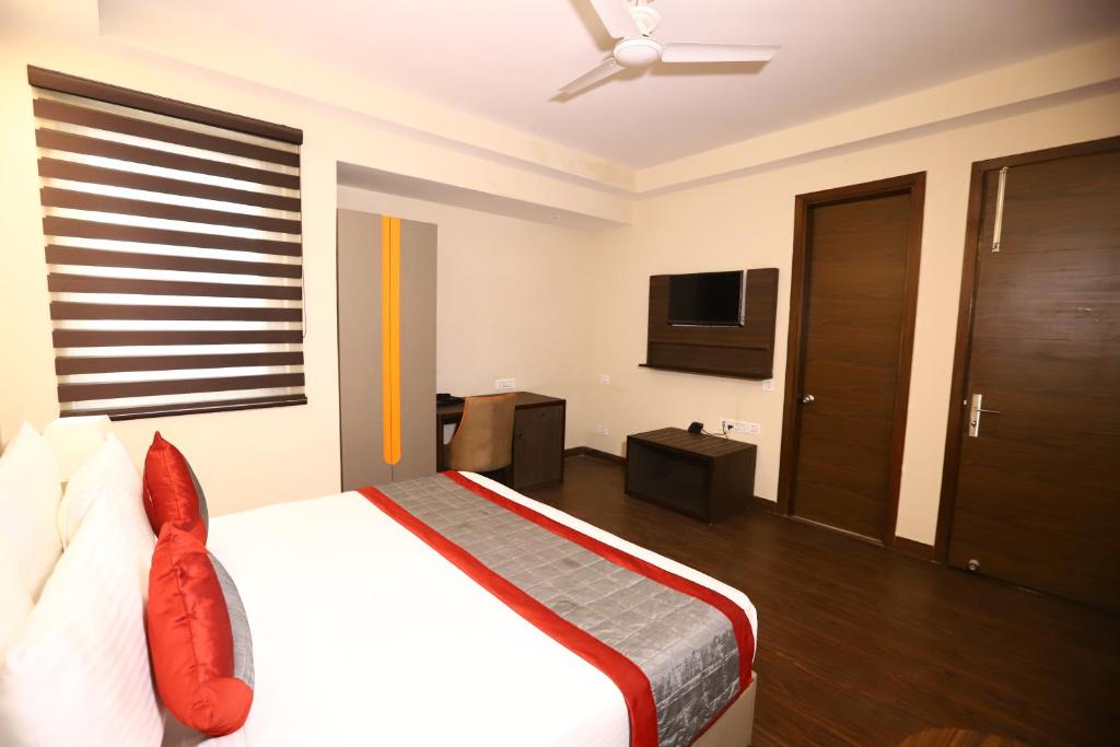 TV a/nebo společenská místnost v ubytování Hotel Azulo Inn Bhikaji Cama Place Delhi - Couple Friendly Local IDs Accepted