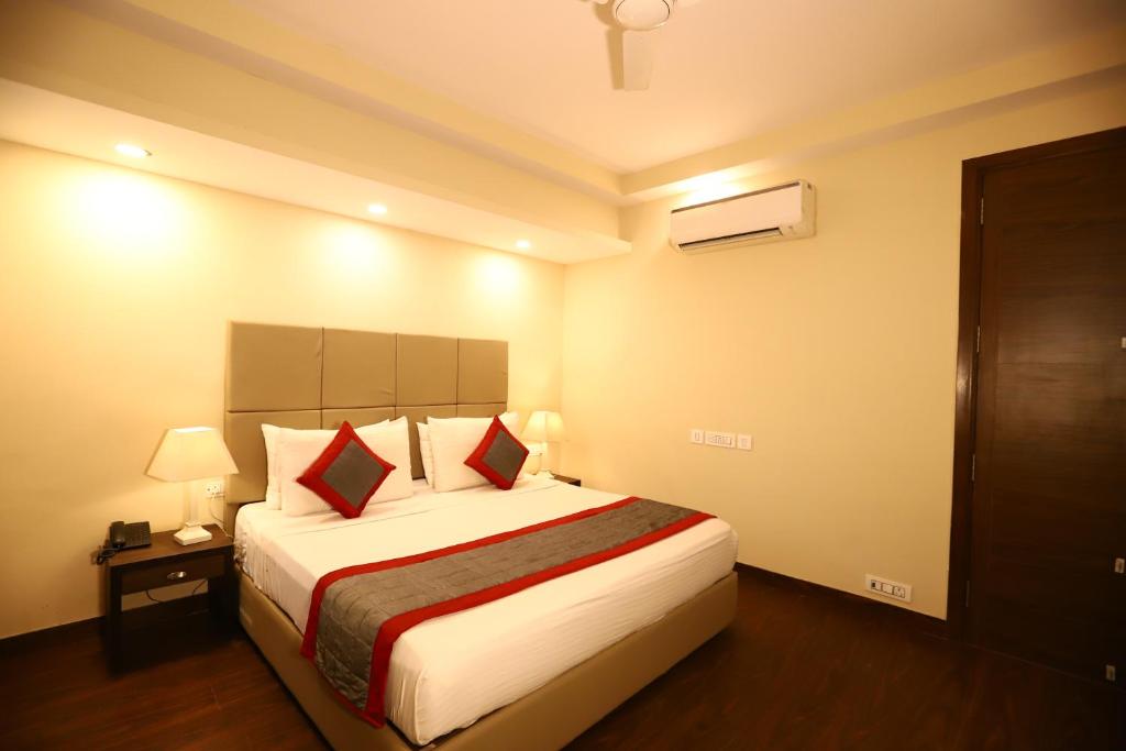 Postel nebo postele na pokoji v ubytování Hotel Azulo Inn Bhikaji Cama Place Delhi - Couple Friendly Local IDs Accepted