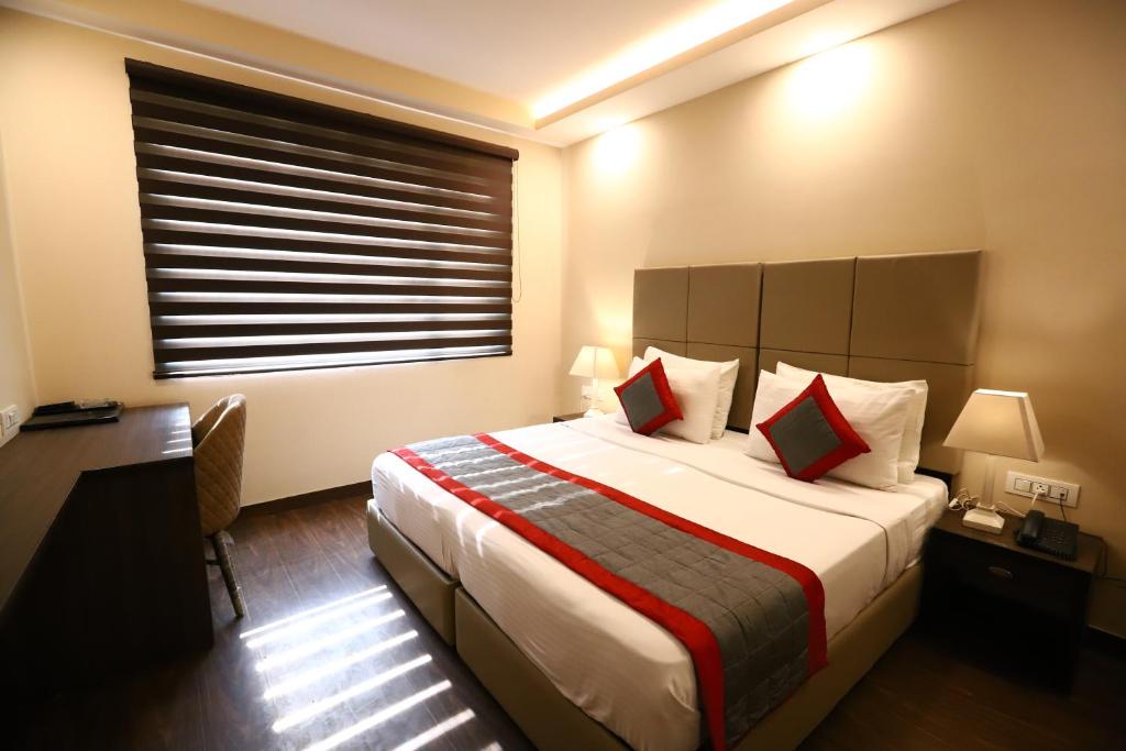 Postel nebo postele na pokoji v ubytování Hotel Azulo Inn Bhikaji Cama Place Delhi - Couple Friendly Local IDs Accepted