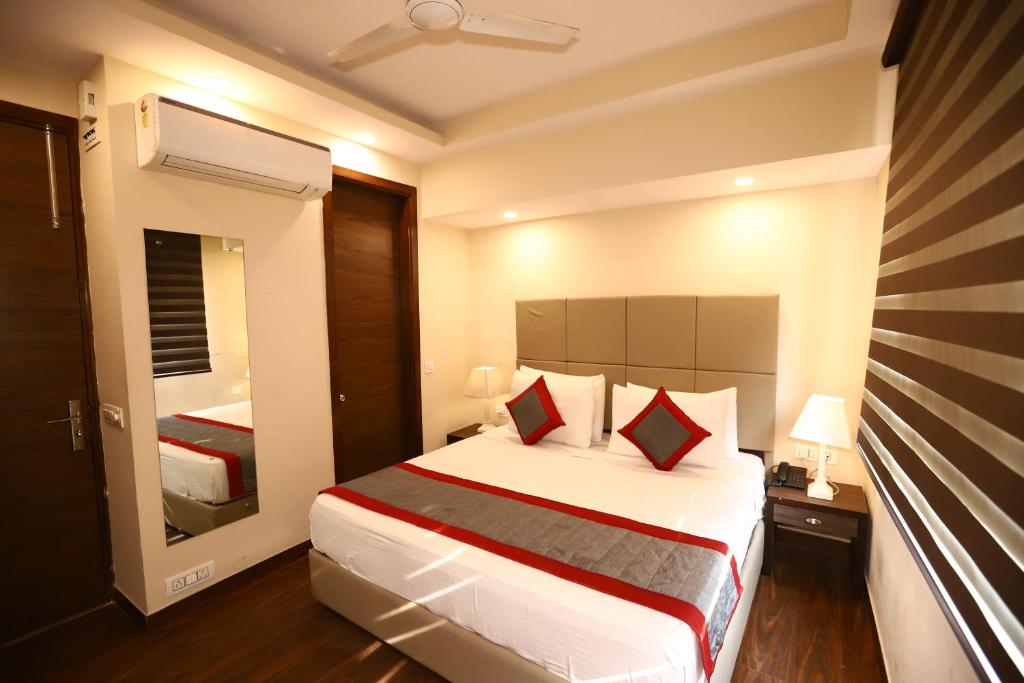 Postel nebo postele na pokoji v ubytování Hotel Azulo Inn Bhikaji Cama Place Delhi - Couple Friendly Local IDs Accepted