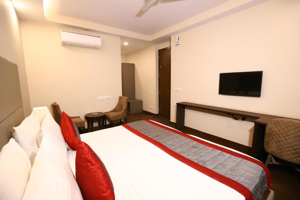 Postel nebo postele na pokoji v ubytování Hotel Azulo Inn Bhikaji Cama Place Delhi - Couple Friendly Local IDs Accepted
