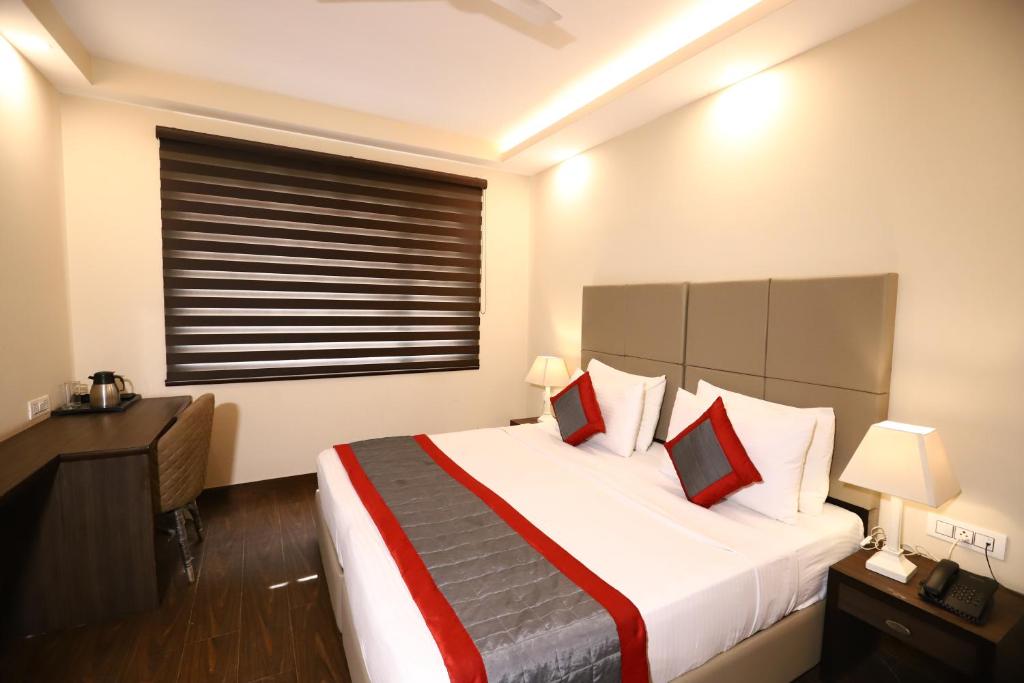 Postel nebo postele na pokoji v ubytování Hotel Azulo Inn Bhikaji Cama Place Delhi - Couple Friendly Local IDs Accepted