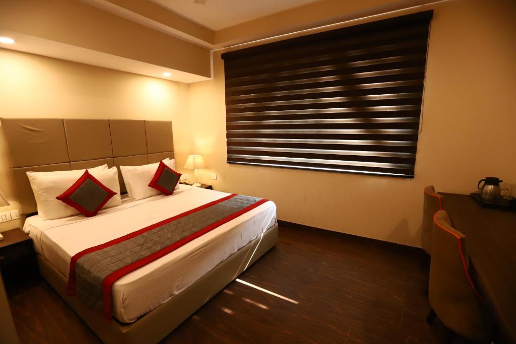 Postel nebo postele na pokoji v ubytování Hotel Azulo Inn Bhikaji Cama Place Delhi - Couple Friendly Local IDs Accepted