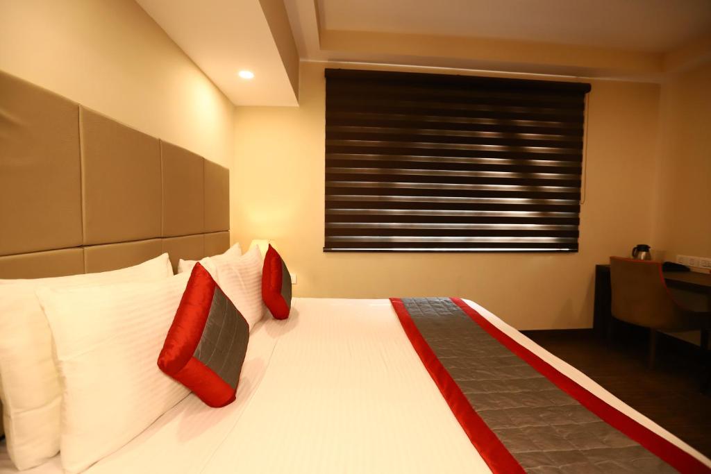 Postel nebo postele na pokoji v ubytování Hotel Azulo Inn Bhikaji Cama Place Delhi - Couple Friendly Local IDs Accepted