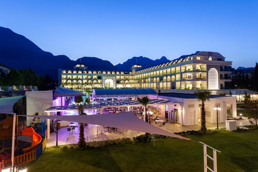 Nespecifikovaný výhled na hory nebo výhled na hory při pohledu z hotelu
