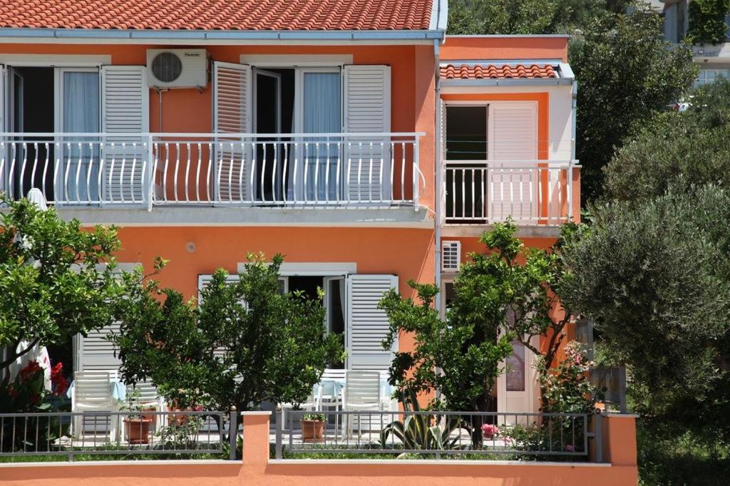 Budova, v ktorej sa apartmán nachádza