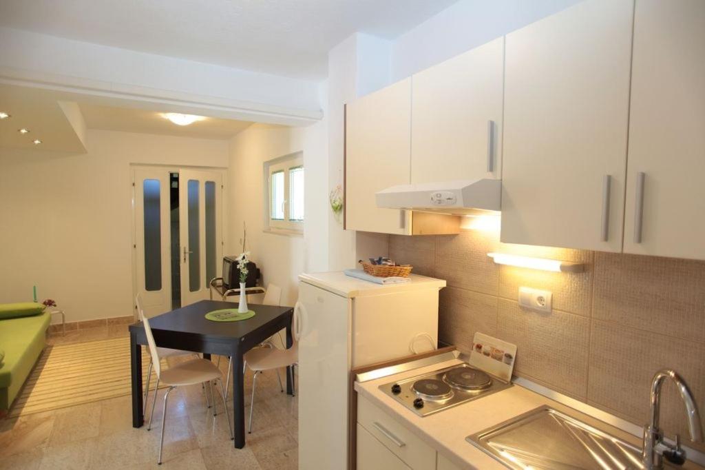 Kuchyňa alebo kuchynka v ubytovaní Apartment in Podgora with sea view, terrace, air conditioning, WiFi 849-2