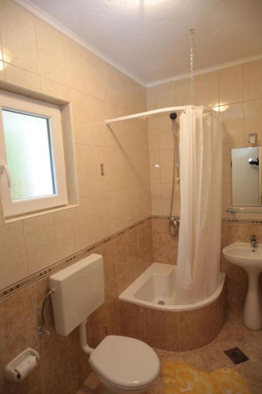 Kúpeľňa v ubytovaní Apartment in Podgora with sea view, terrace, air conditioning, WiFi 849-2