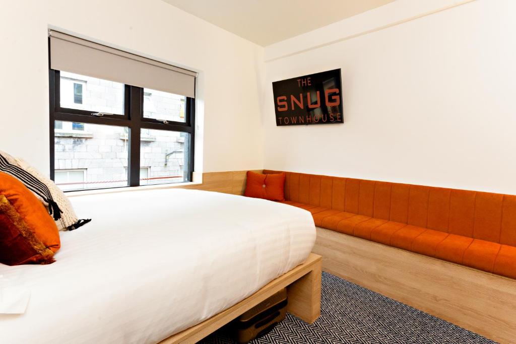 Postel nebo postele na pokoji v ubytování The Snug Townhouse