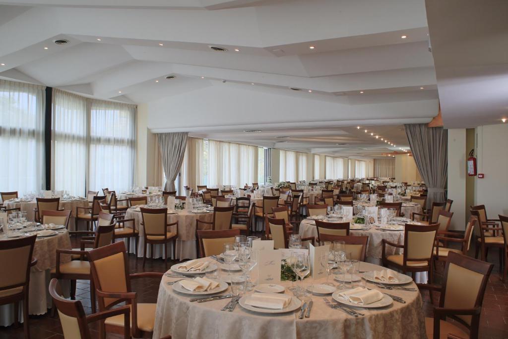 a large banquet hall with tables and chairs at Hotel Mirasole International in Gaeta