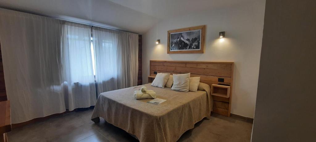 a hotel room with a bed and a window at Huella Andina in San Carlos de Bariloche