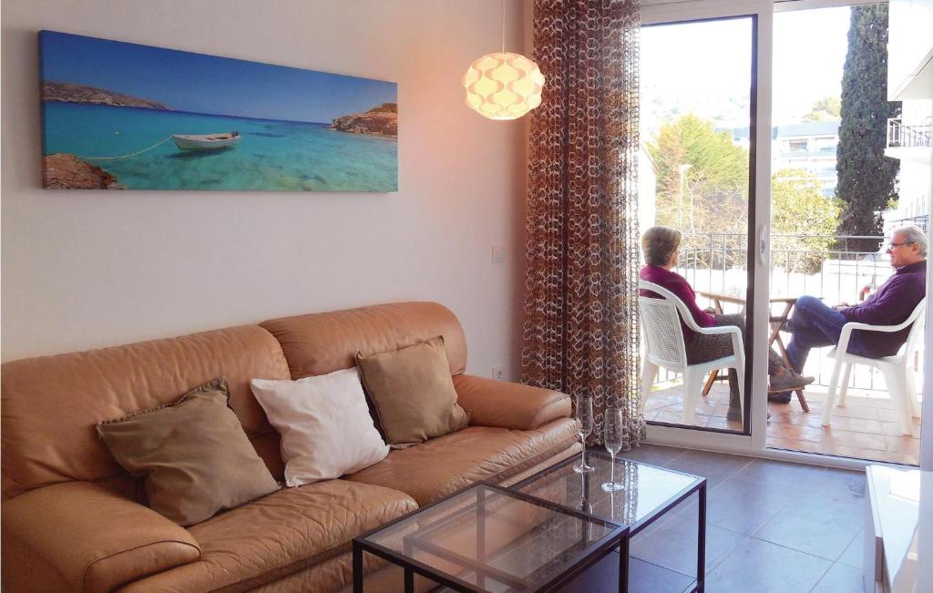 トッサ・デ・マールにあるBeautiful Apartment In Tossa De Mar With Kitchenのリビングルーム(ソファ付)、パティオ(人数分)