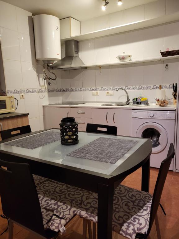 Kuchyňa alebo kuchynka v ubytovaní Casa baja preciosa con jardín privado en primera línea naturista!