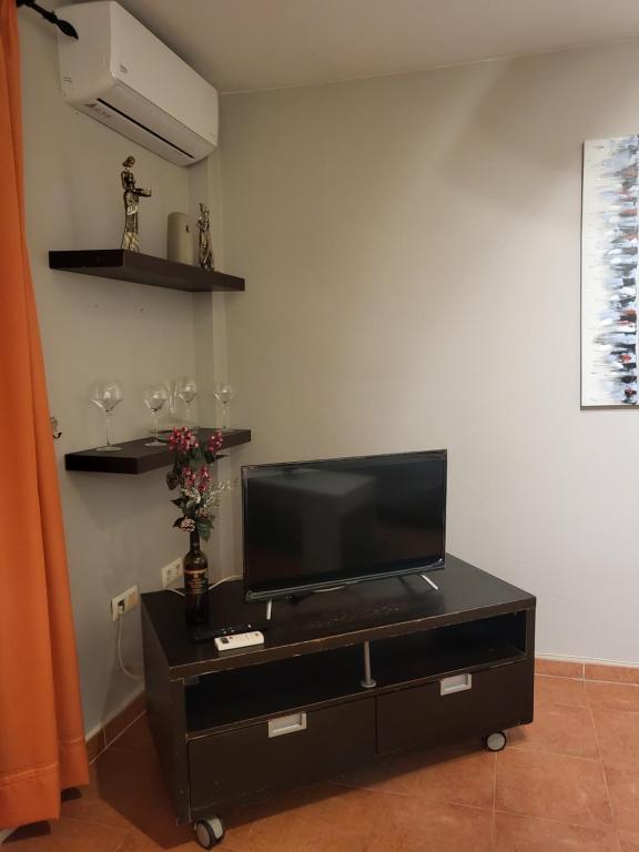 Televízia a/alebo spoločenská miestnosť v ubytovaní Casa baja preciosa con jardín privado en primera línea naturista!