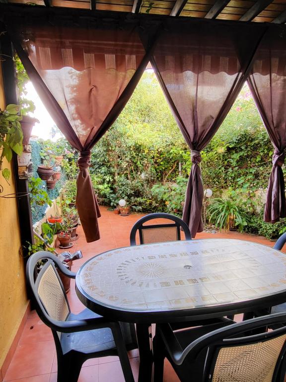 Vonkajšia záhrada v ubytovaní Casa baja preciosa con jardín privado en primera línea naturista!