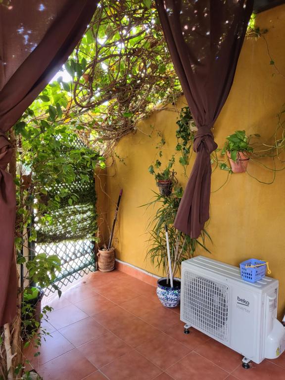 Vonkajšia záhrada v ubytovaní Casa baja preciosa con jardín privado en primera línea naturista!