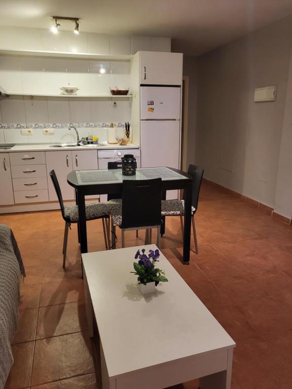 Kuchyňa alebo kuchynka v ubytovaní Casa baja preciosa con jardín privado en primera línea naturista!