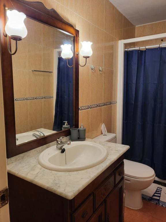 Kúpeľňa v ubytovaní Casa baja preciosa con jardín privado en primera línea naturista!
