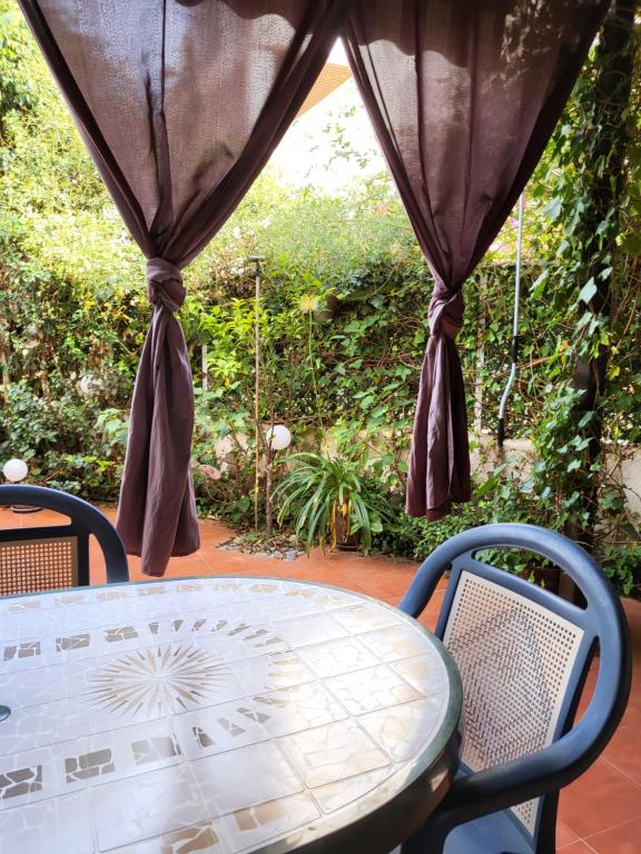 Vonkajšia záhrada v ubytovaní Casa baja preciosa con jardín privado en primera línea naturista!