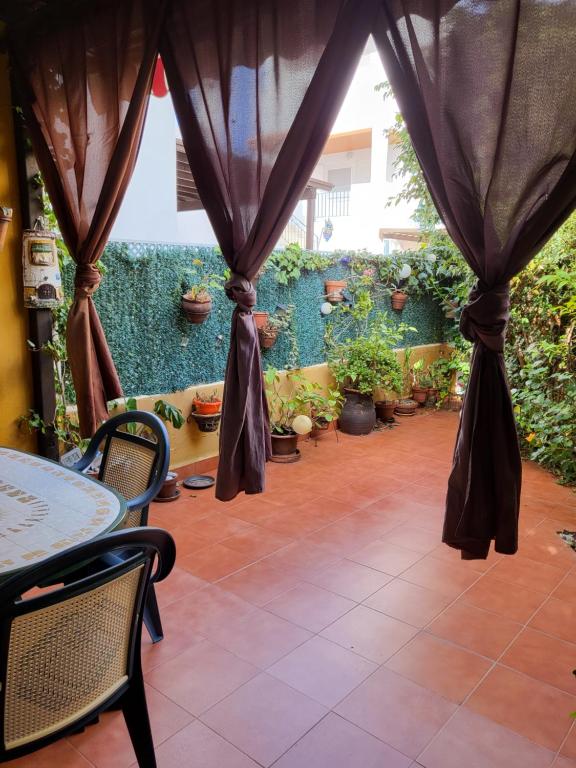 Vonkajšia záhrada v ubytovaní Casa baja preciosa con jardín privado en primera línea naturista!