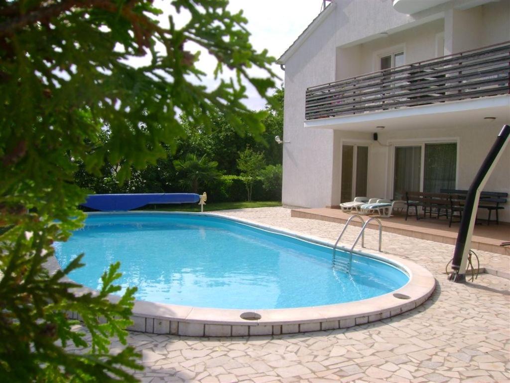 Bazén v ubytovaní Apartment in Porec with balcony, WiFi 819-3 alebo v jeho blízkosti