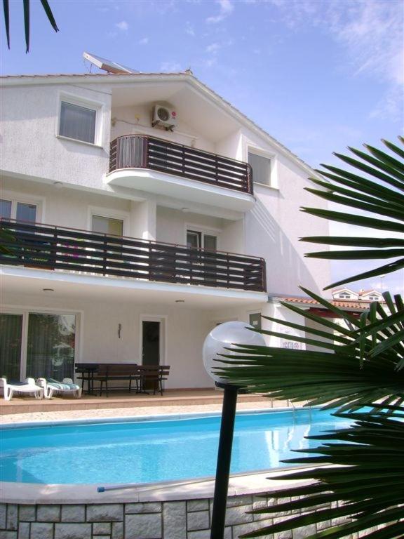 Bazén v ubytovaní Apartment in Porec with balcony, WiFi 819-3 alebo v jeho blízkosti