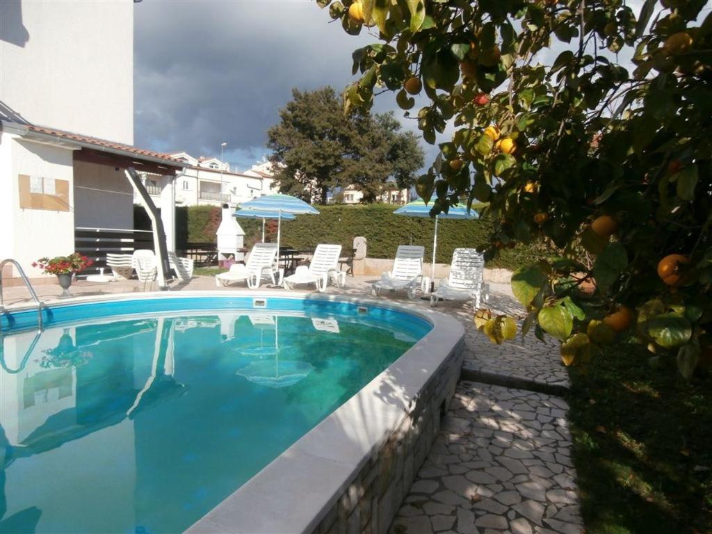 Bazén v ubytovaní Apartment in Porec with balcony, WiFi 819-3 alebo v jeho blízkosti