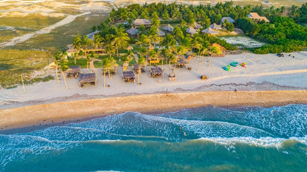 uma vista aérea de uma praia com um resort em Vila Itaqui em Luís Correia