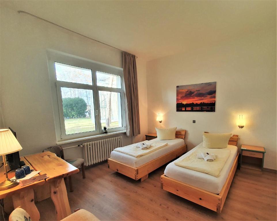 Postel nebo postele na pokoji v ubytování Waldhotel am See Berlin-Schmöckwitz