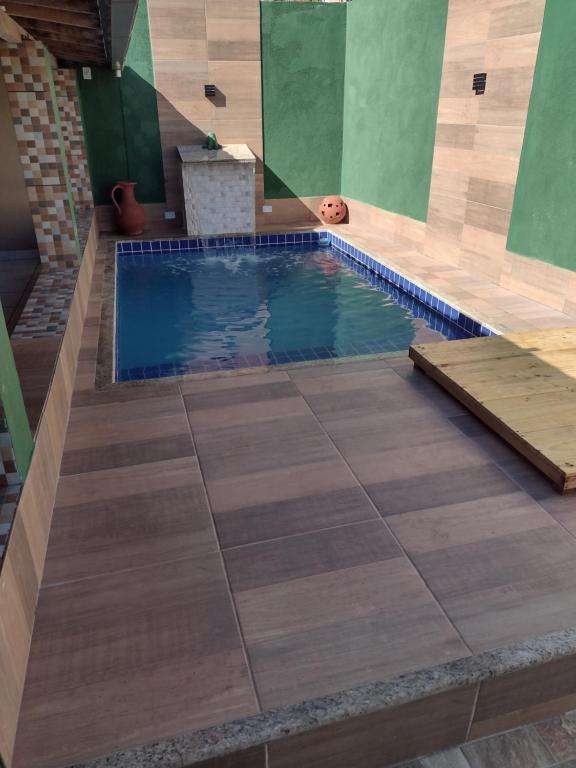 a pool in a house with a tile floor at Casa em Prado com piscina - Temporada in Prado