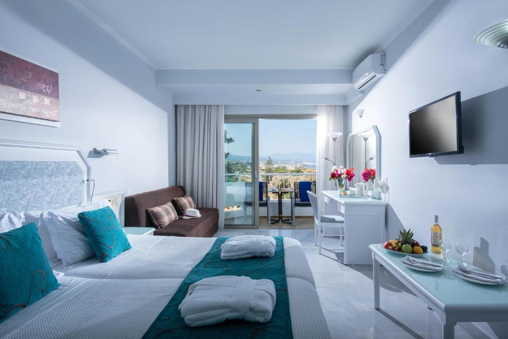 Postel nebo postele na pokoji v ubytování Rethymno Mare & Water Park