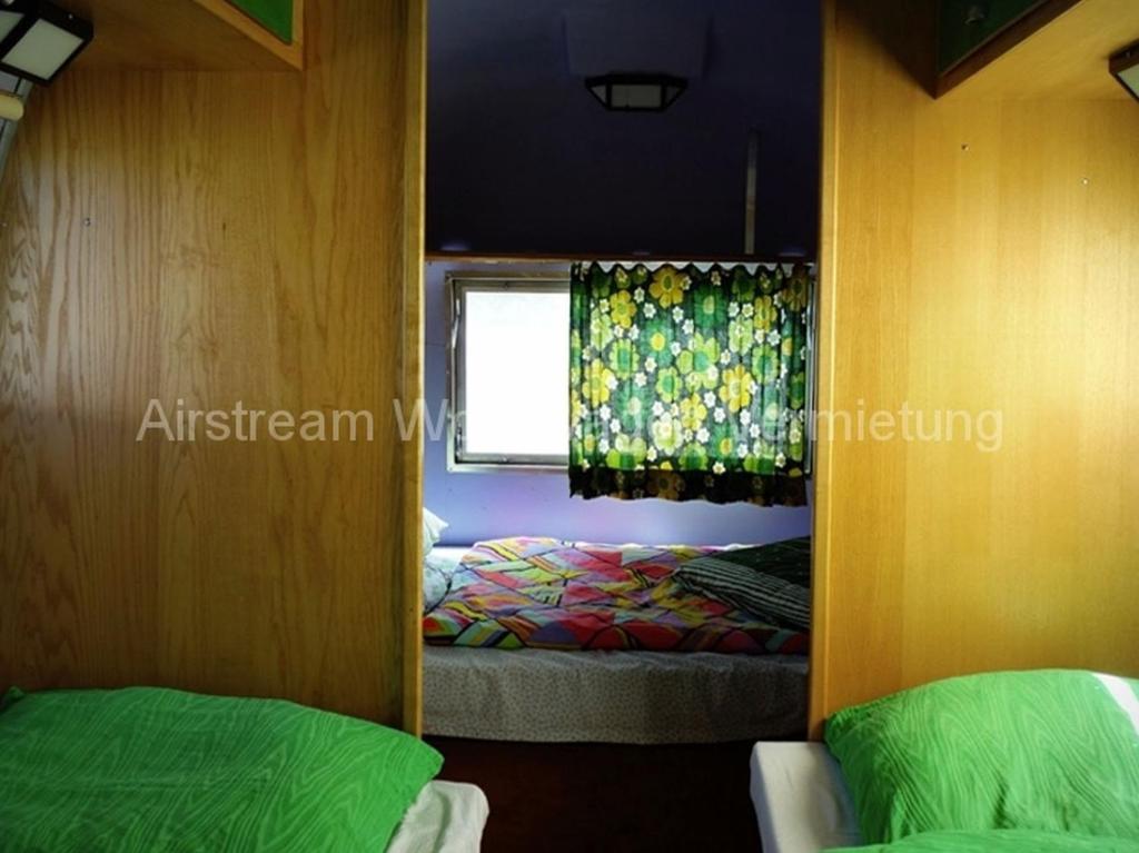 Postel nebo postele na pokoji v ubytování Airstream Hotel