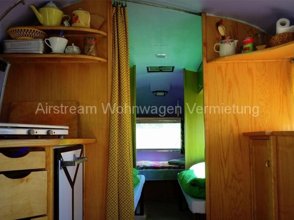 Kuchyň nebo kuchyňský kout v ubytování Airstream Hotel
