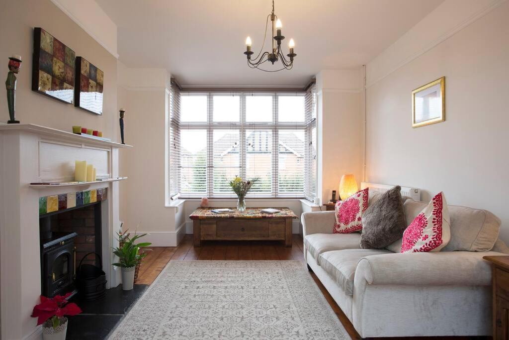 sala de estar con sofá y chimenea en Rie's Retreat - The Whole House, en Glastonbury