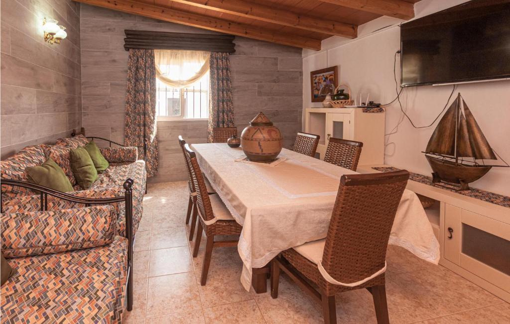 Posedenie v ubytovaní 3 Bedroom Beautiful Home In Antequera