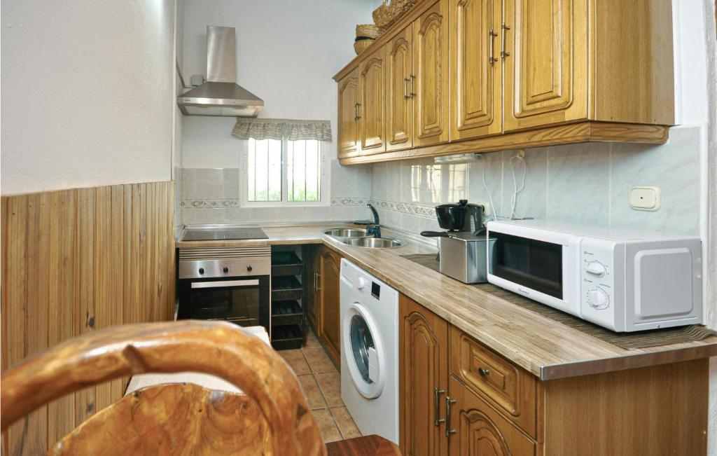 Kuchyňa alebo kuchynka v ubytovaní 3 Bedroom Beautiful Home In Antequera