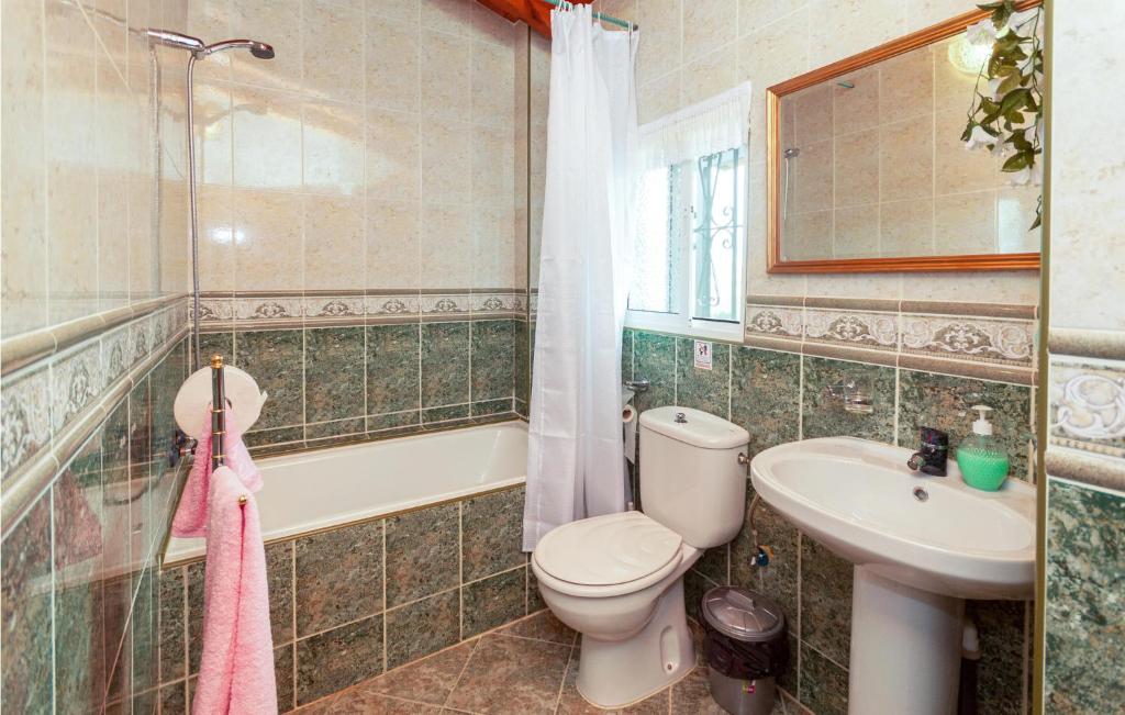 Kúpeľňa v ubytovaní 3 Bedroom Beautiful Home In Antequera