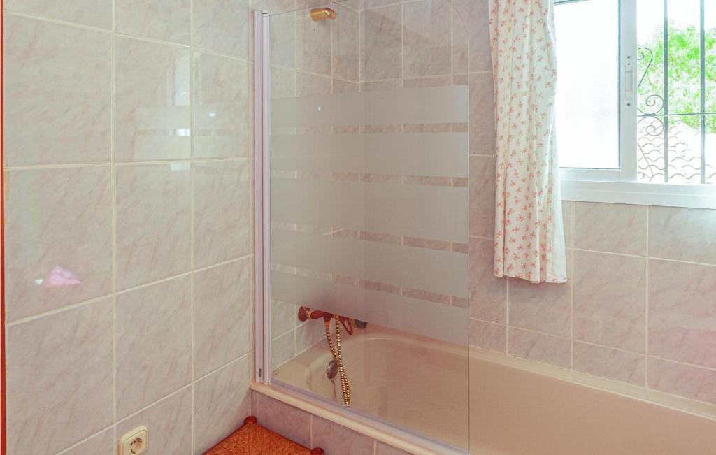 Kúpeľňa v ubytovaní 3 Bedroom Beautiful Home In Antequera