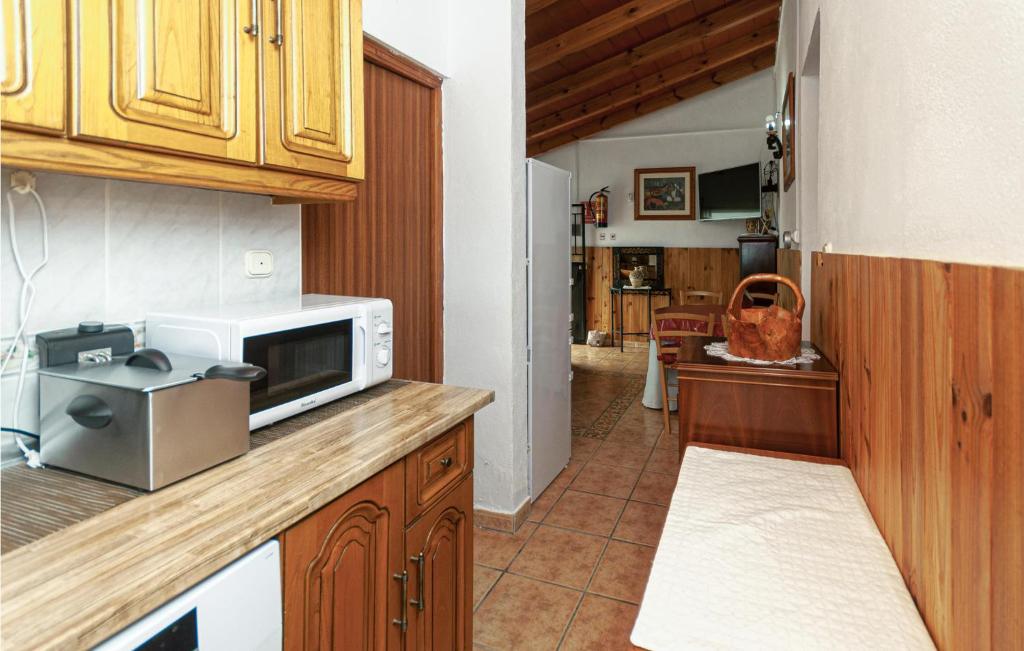 Kuchyňa alebo kuchynka v ubytovaní 3 Bedroom Beautiful Home In Antequera