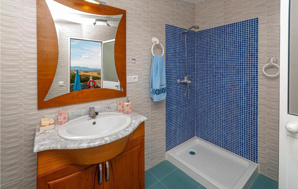 Kúpeľňa v ubytovaní 3 Bedroom Beautiful Home In Antequera