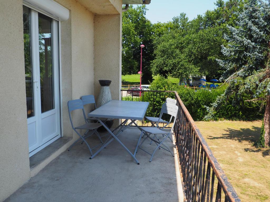 ein Tisch und Stühle auf einem Balkon in der Unterkunft Clairefont in Castelsarrasin